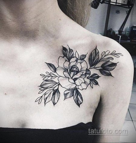 Тату пионы на ключице