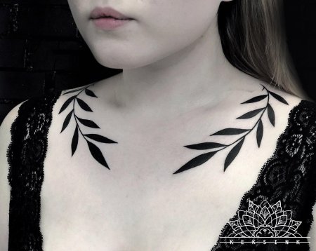 Тату веточка на ключице