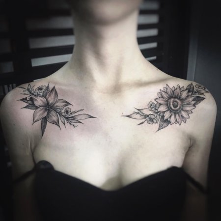 Тату у девушки на ключице