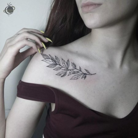 Тату веточка на ключице