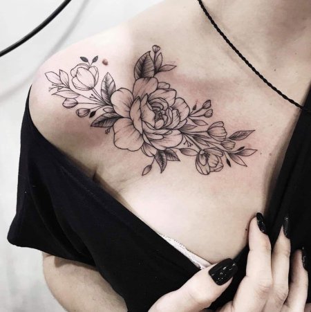 Тату цветок на ключице