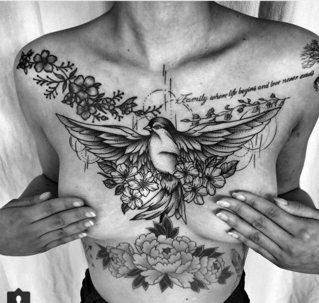 Тату между грудиной у девушек