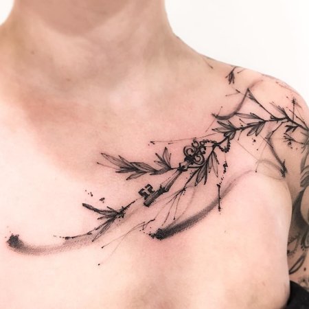 Тату веточка на ключице