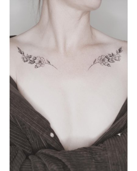 На ключице тату