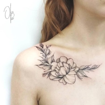Тату пионы на ключице