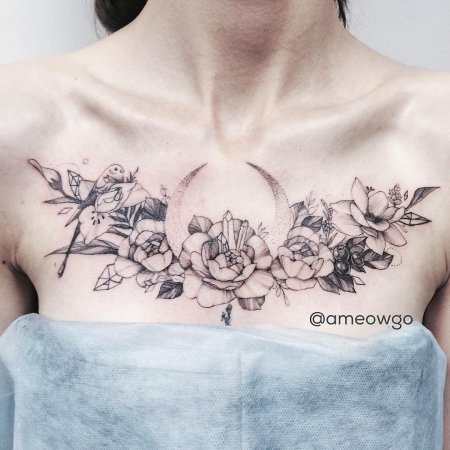 Тату над грудью женские