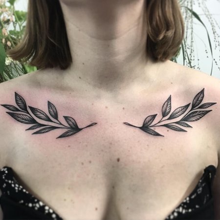 Тату листья на ключице