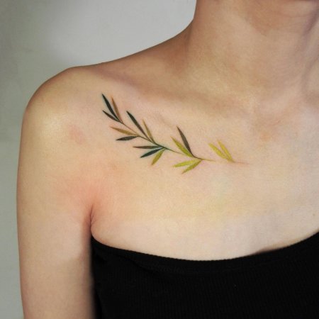 Тату ветки на ключице