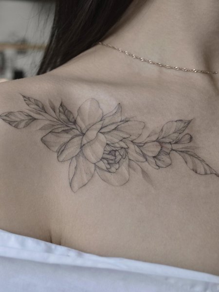 Тату пионы на ключице