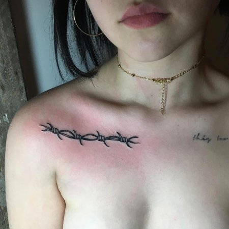 Колючая проволока на руке тату