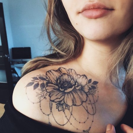 Цветы на ключице тату женские