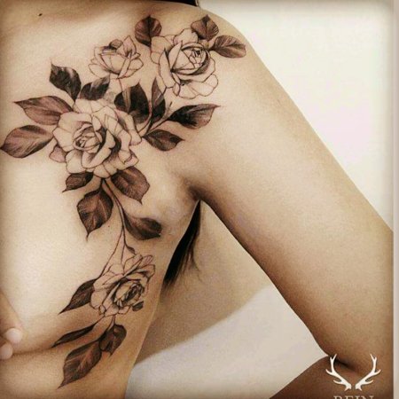 Тату пионов на ключице