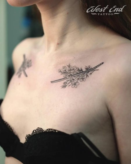 Тату катана на ключице с сакурой