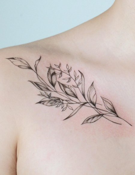 Тату веточка на ключице
