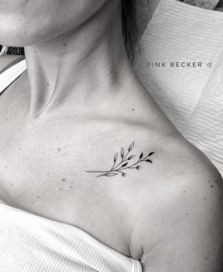 Маленькие тату на ключице для девушек