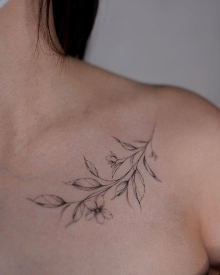 Тату веточка на ключице