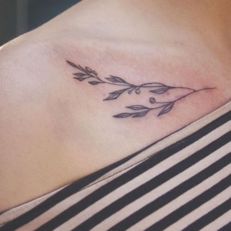 Тату веточка на ключице