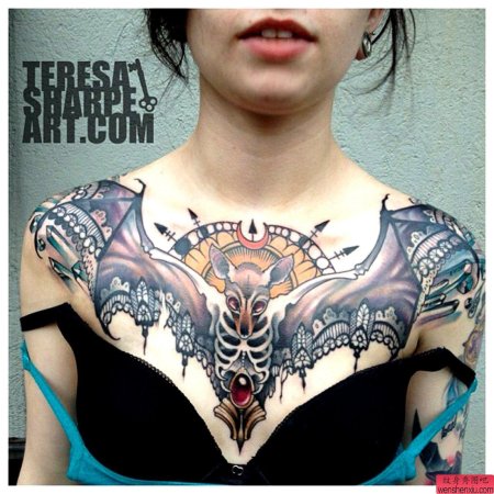 Женская тату на груди