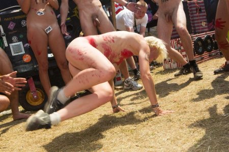 Уличный фестиваль голых