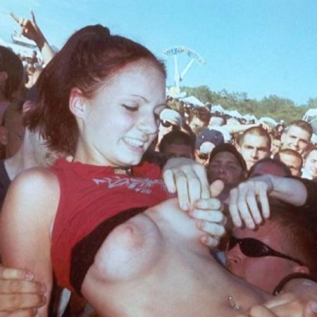 Подняла майку и показала сиськи