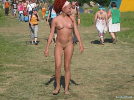 Голые женщины на пустых холмах