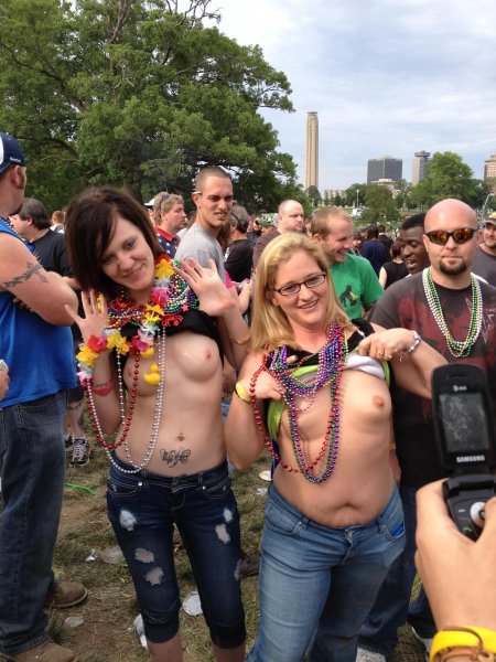 Фестиваль марди гра сиськи