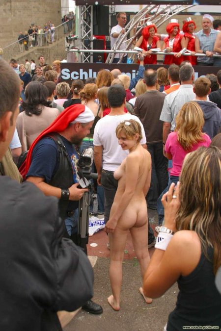 Одна голая среди толпы