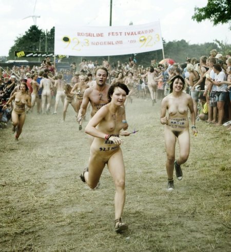 Голые женщины на фестивале