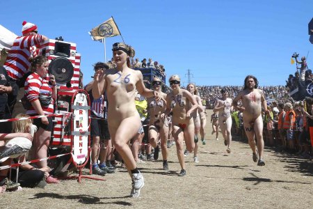 Голые девки на roskilde naked run festival