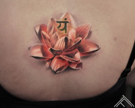 Тату лотос