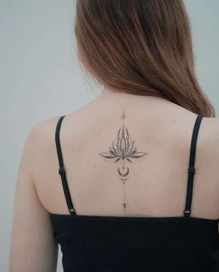Лотос тату на спине