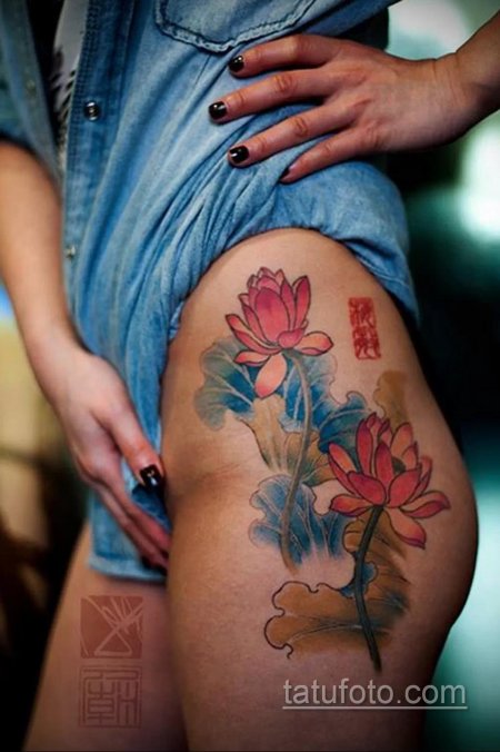 На бедре тату