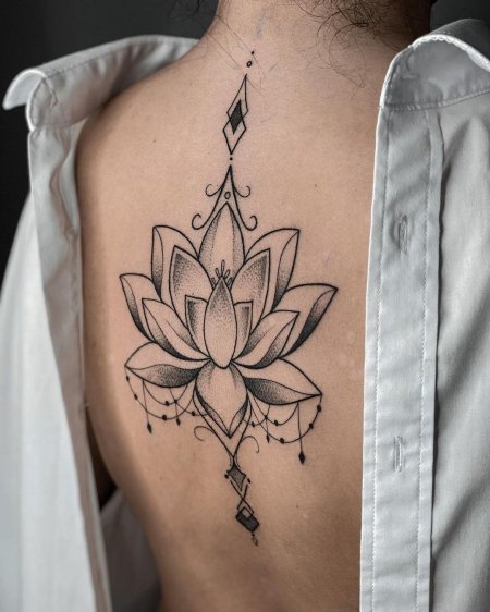 Тату лотос на спине для девушек