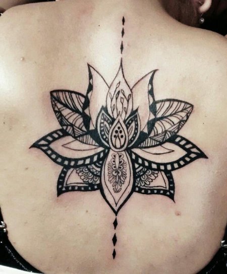 Тату мандала лотос на спине