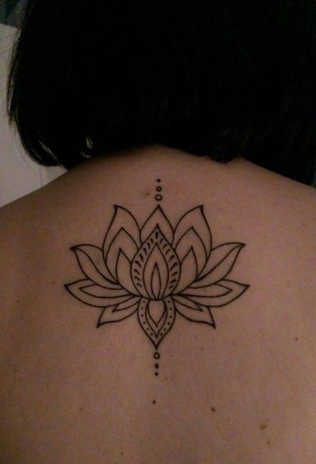 Татуировка лотос на спине