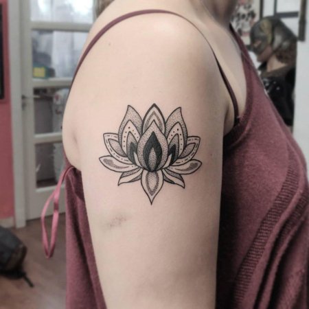 Тату лотос для девушек
