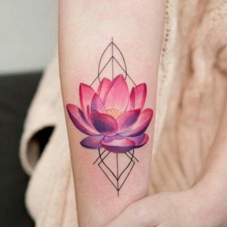Лотос тату на руке для девушек