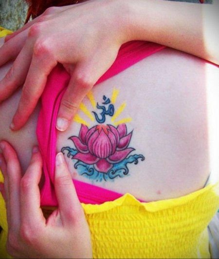 Тату лотос на пояснице для девушек