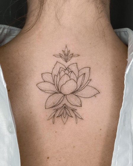 Тату лотоса на спине