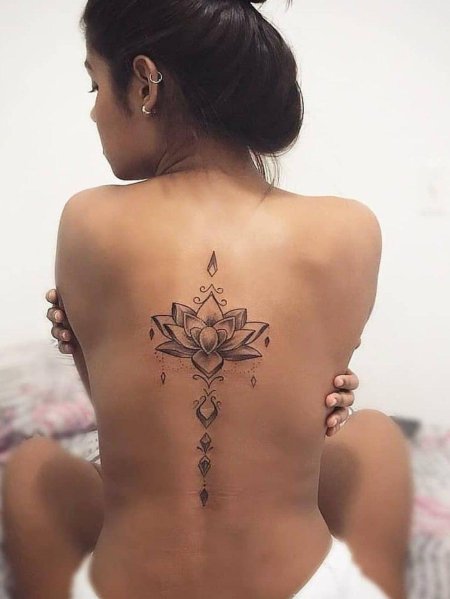 Татуировка мандала лотосы на пояснице