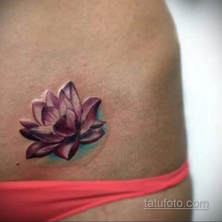 Тату лотос на животе
