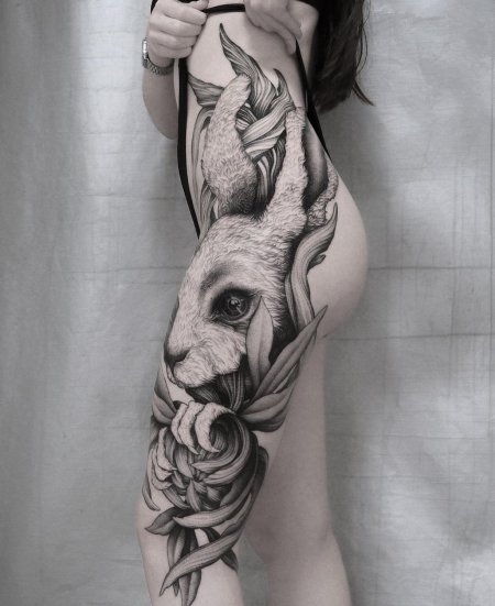 Тату для девушек на бедре