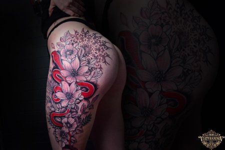 Женская татуировка на бедре