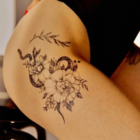 Тату на бедра