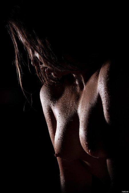 Голые сиськи в темной комнате