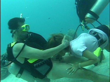 Ню подруги под водой дайвинг