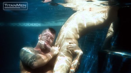 Плавает в бассейне