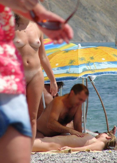 На нудистских пляжах