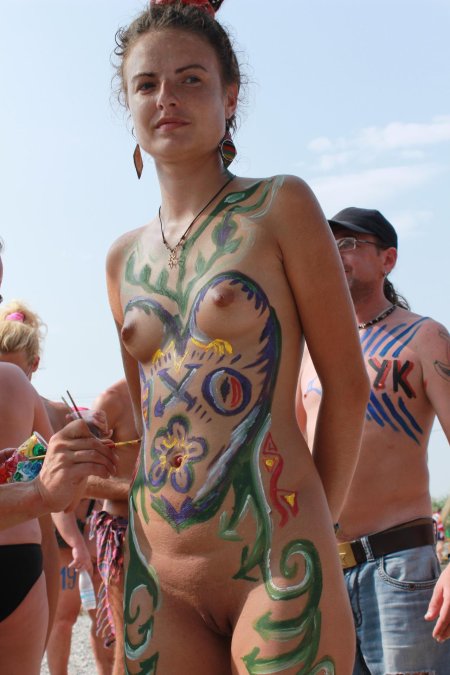 Пляжный бодиарт девушки