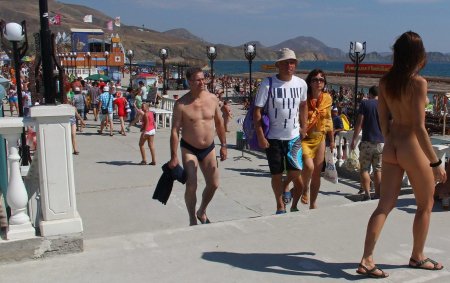 Коктебель голышом по набережной